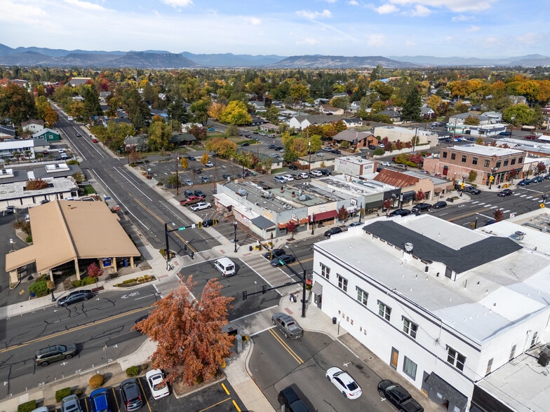 217 E Pine St, Central Point, OR for sale - Primary Photo - Image 1 of 5