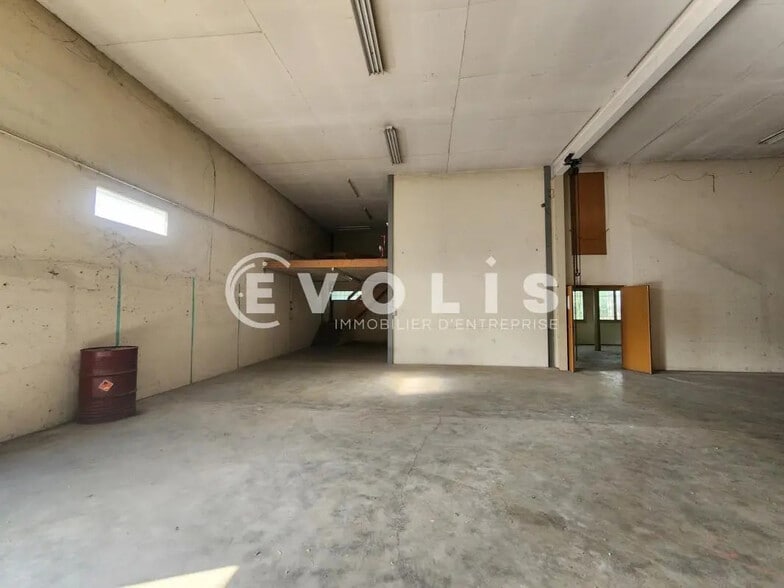 Flex in Bourgoin-Jallieu for sale - Building Photo - Image 3 of 23