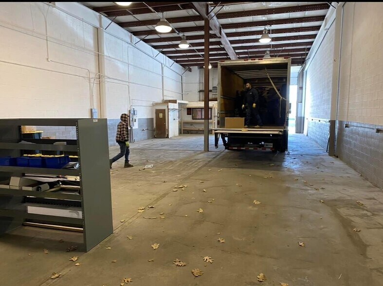 12 John Rd, Sutton, MA for sale - Building Photo - Image 1 of 1