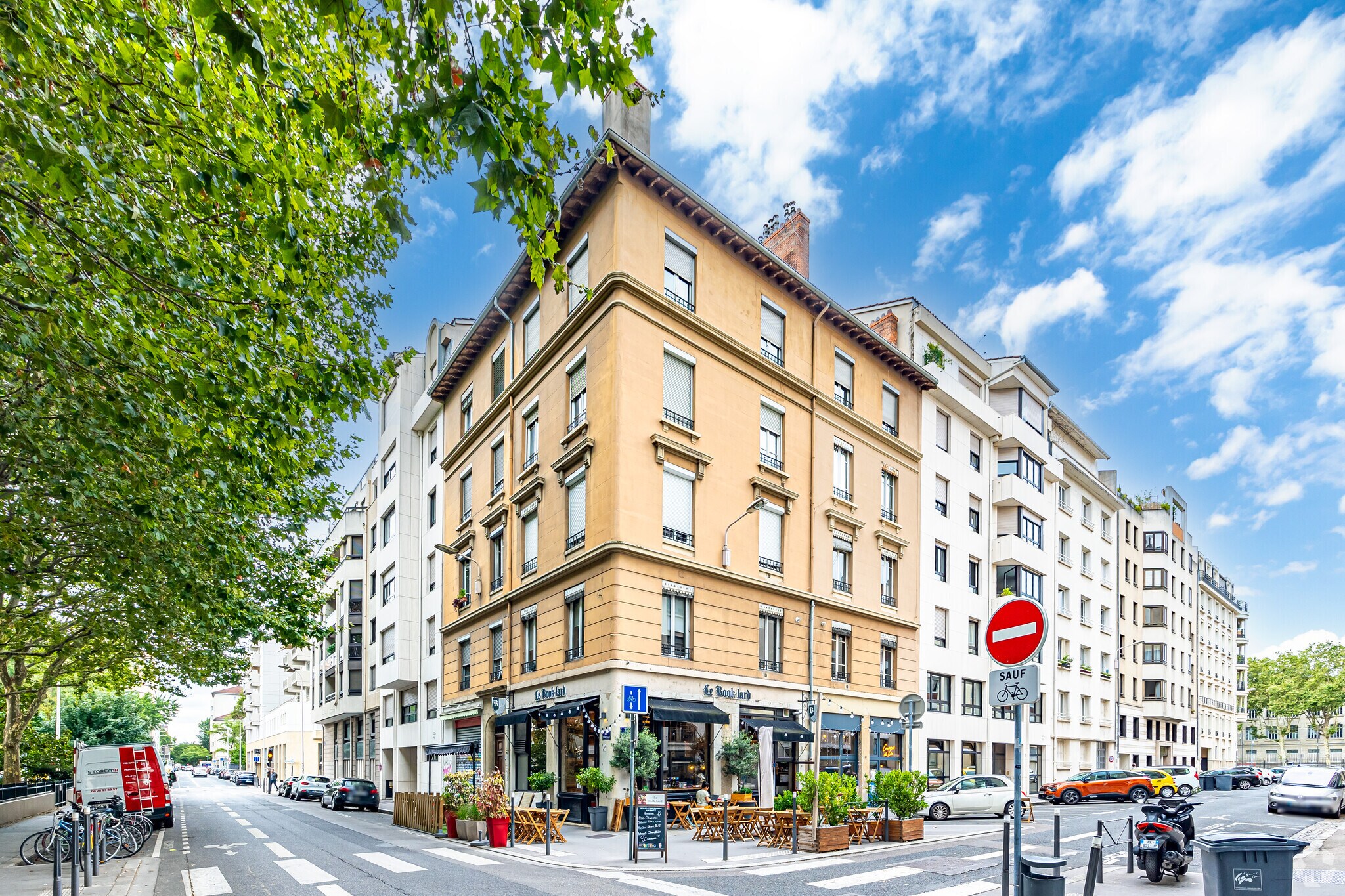 Retail in Lyon for lease Primary Photo- Image 1 of 3