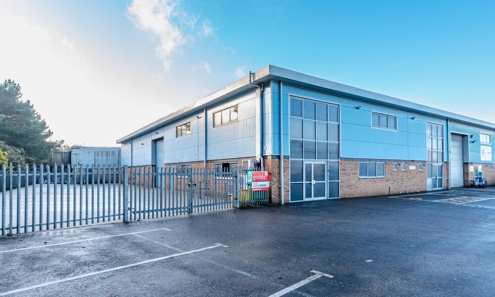 23 Witney Rd, Poole for lease - Primary Photo - Image 1 of 4
