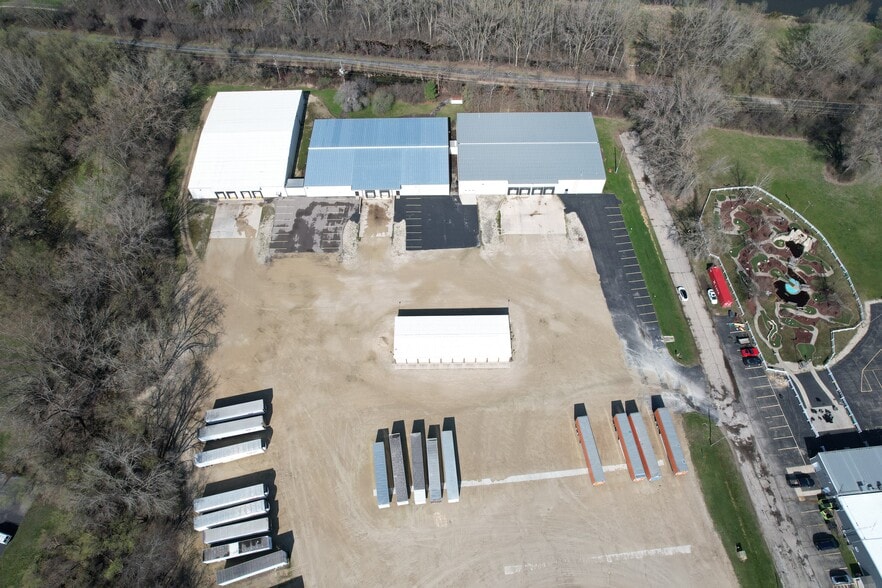 1121-1125 Larsen Rd, Fort Atkinson, WI for lease - Building Photo - Image 2 of 6