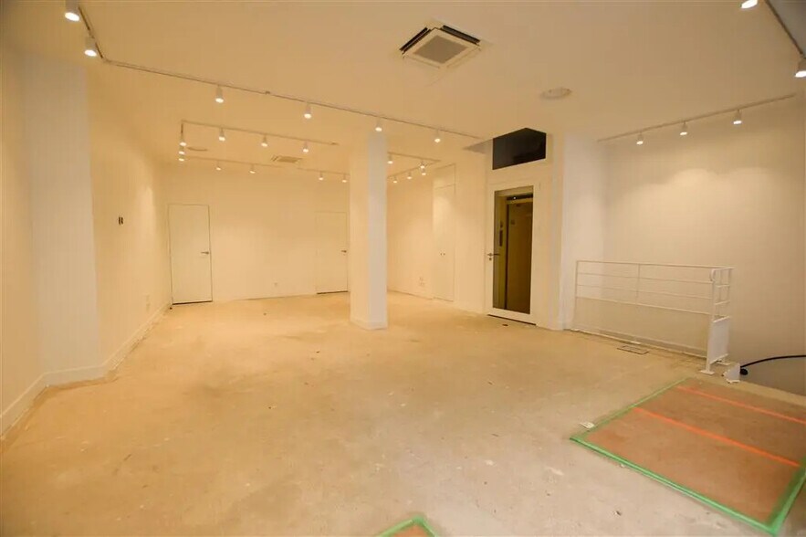 Retail in Paris for lease - Building Photo - Image 2 of 7