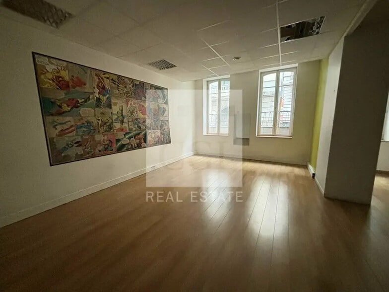 Office in Lyon for lease - Building Photo - Image 3 of 10