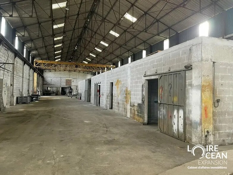 Industrial in Beaucouzé for lease - Building Photo - Image 1 of 7