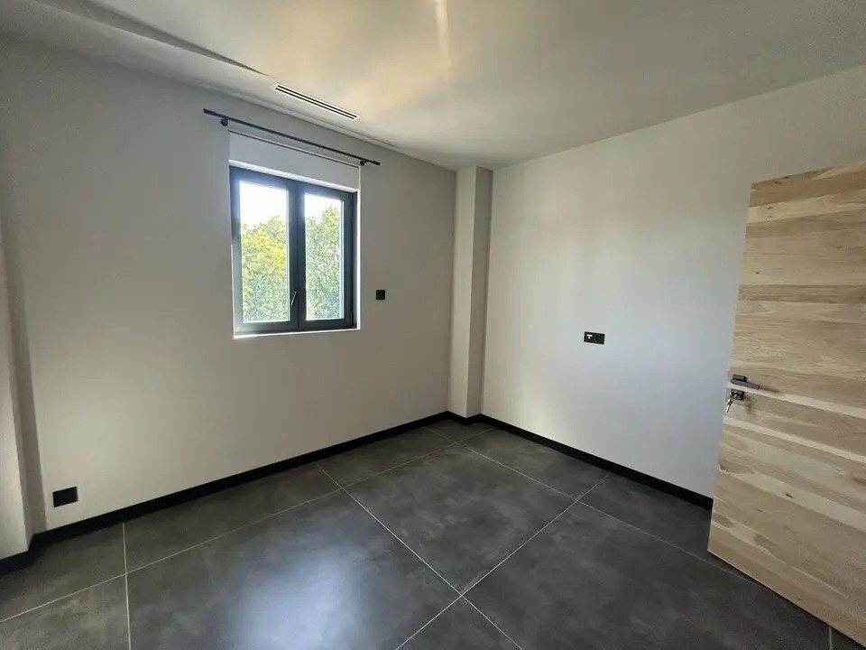 Office in Saint-Rémy-de-Provence for lease Interior Photo- Image 1 of 10