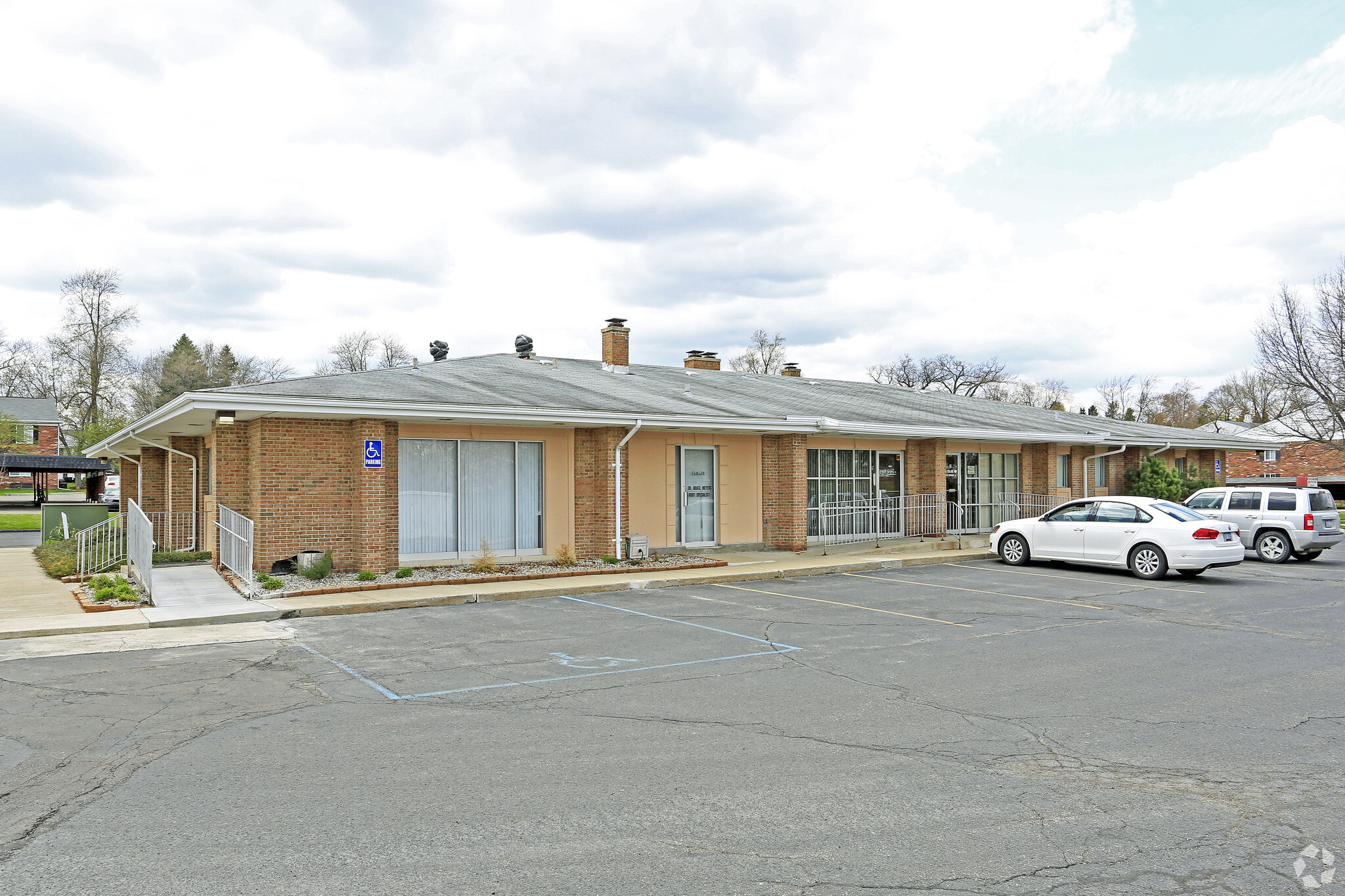 961-971 Oakwood Dr, Rochester, MI for lease Primary Photo- Image 1 of 5