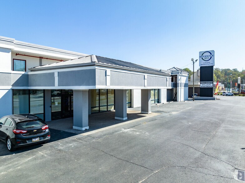 803 N 2nd St, Clarksville, TN for lease - Primary Photo - Image 1 of 52