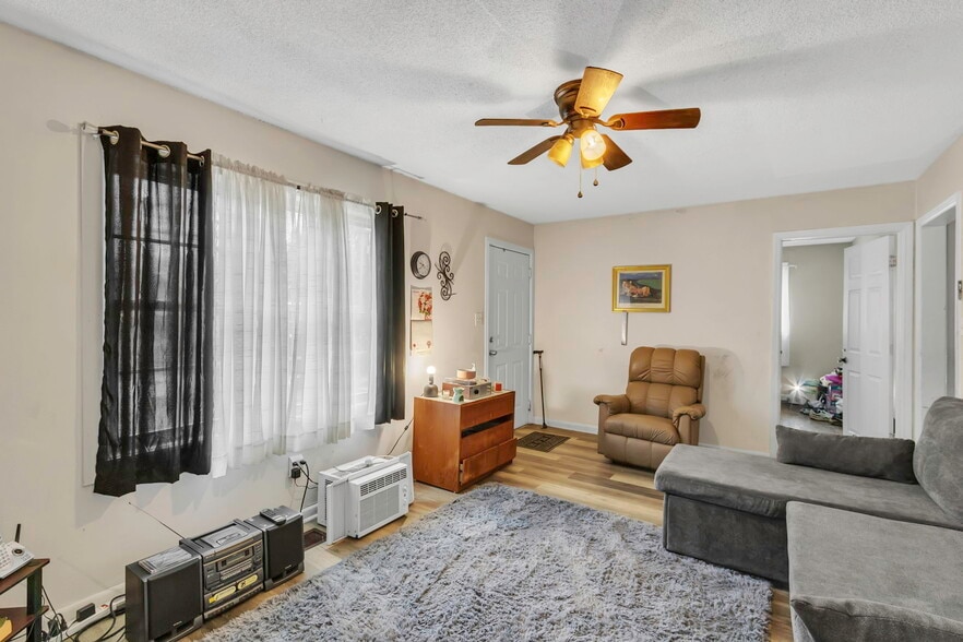 425 Arch St, Spartanburg, SC for sale - Interior Photo - Image 3 of 14