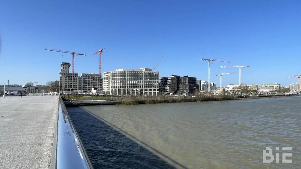 Office in Bordeaux for lease - Building Photo - Image 2 of 19