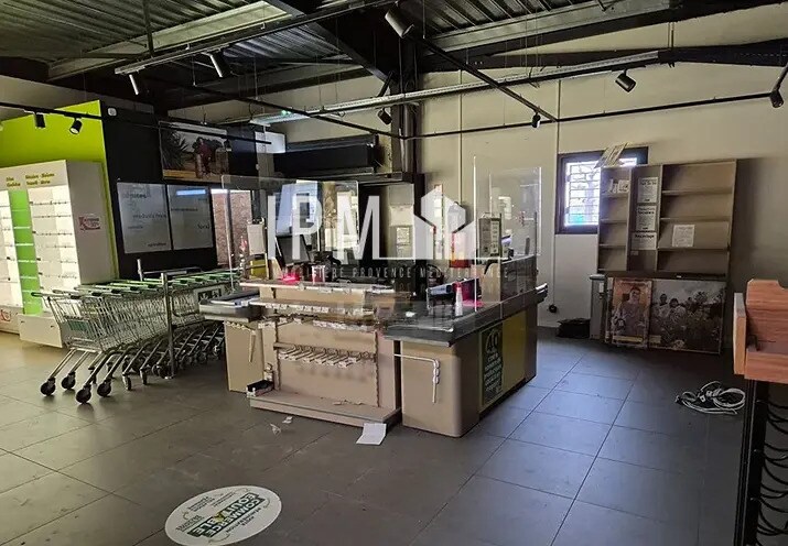 Retail in Istres for lease Interior Photo- Image 1 of 7