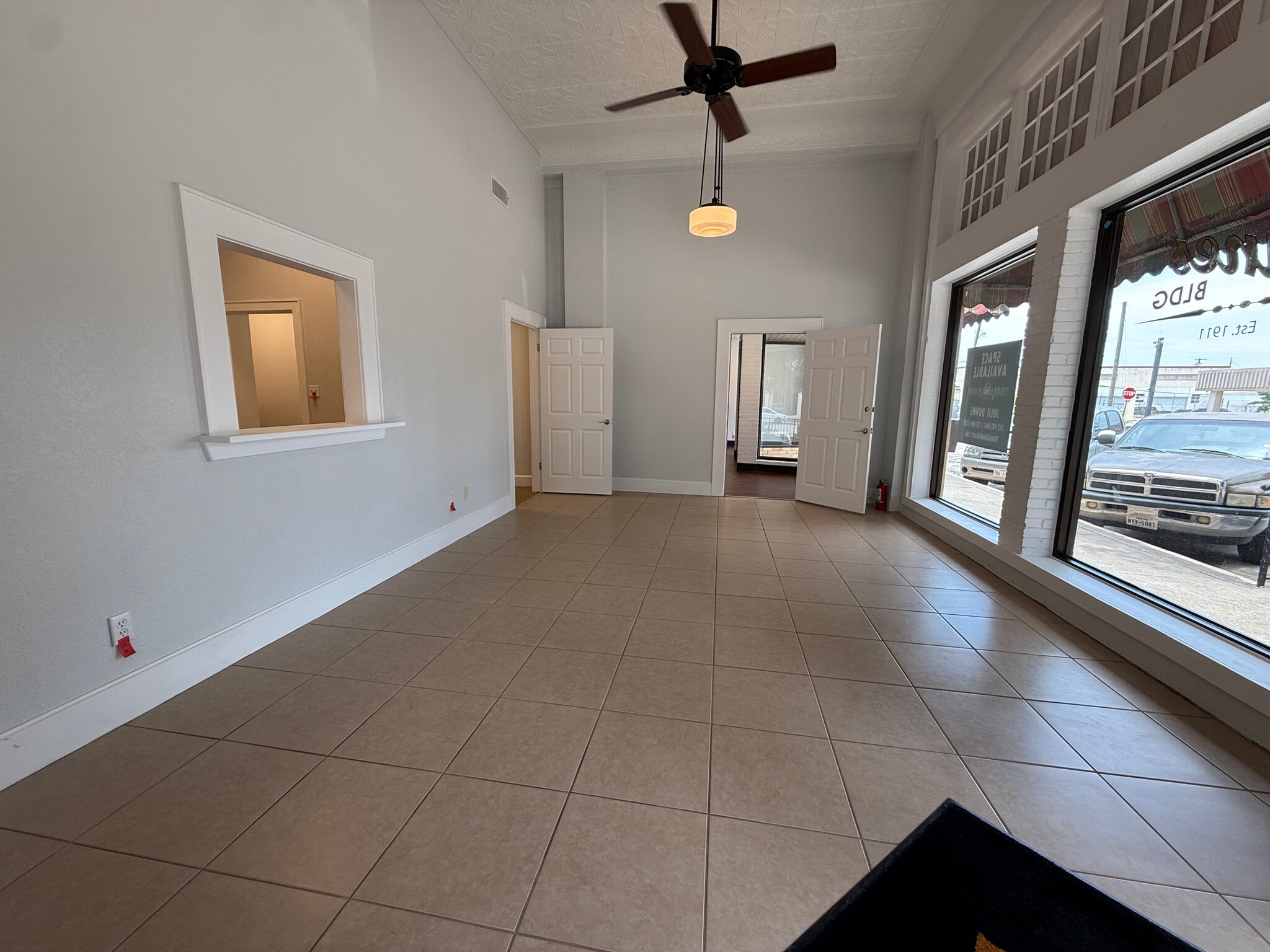 113 E 3rd St, Taylor, TX for lease Interior Photo- Image 1 of 36