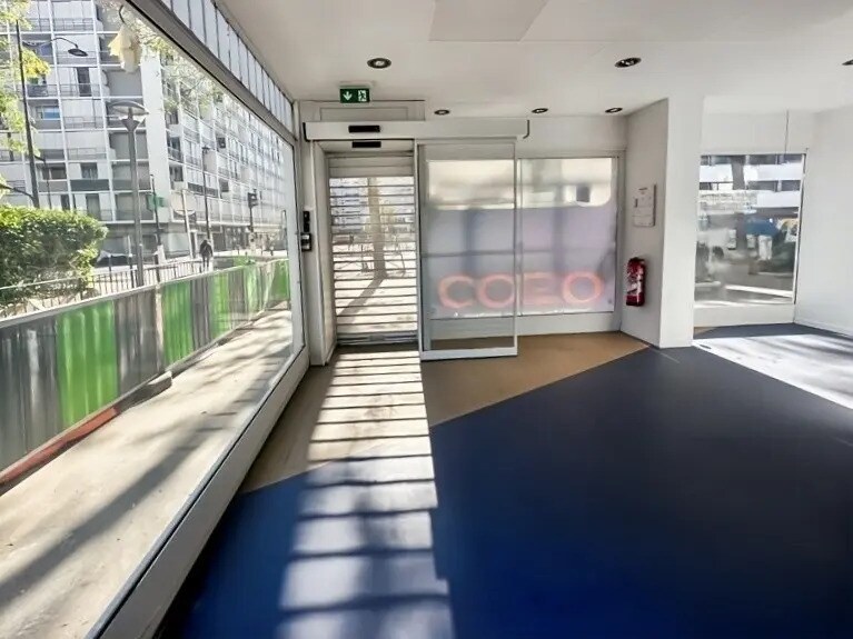 Retail in Paris for lease - Building Photo - Image 1 of 7