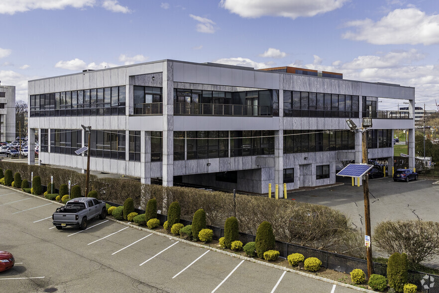 370 W Passaic St, Rochelle Park, NJ for lease - Building Photo - Image 1 of 12