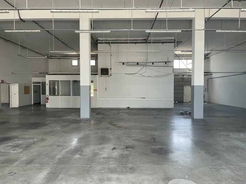 Retail in Aubagne for lease - Interior Photo - Image 3 of 7