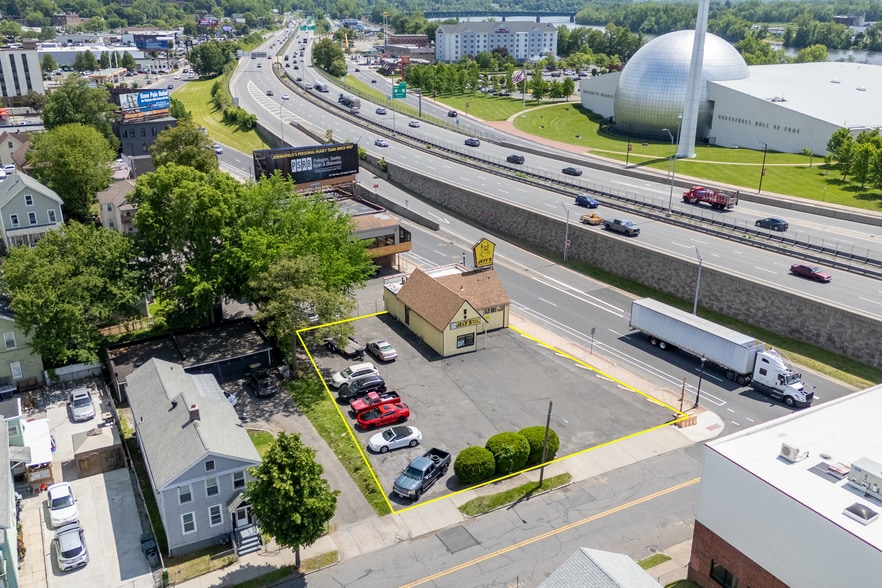 1027 Columbus Ave, Springfield, MA for sale - Building Photo - Image 1 of 18