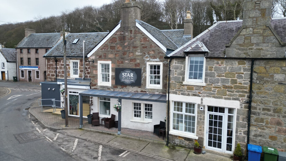 The Star Inn Pub & Letting Rooms High St portfolio of 2 properties for sale on LoopNet.com - Primary Photo - Image 2 of 2