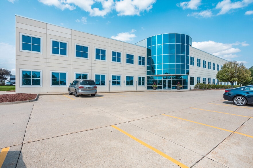 4135 NW Urbandale Dr, Urbandale, IA for sale - Building Photo - Image 1 of 13