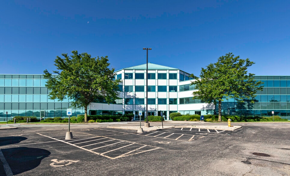 175 E Hawthorn Pky, Vernon Hills, IL for lease - Building Photo - Image 1 of 8