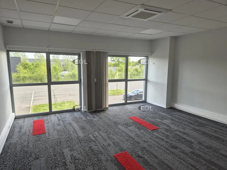 1 Allée Des Frères Montgolfier, Noyal-Châtillon-sur-Seiche for lease - Interior Photo - Image 2 of 4
