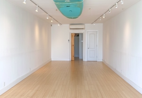 79 Jobs Ln, Southampton, NY for lease - Interior Photo - Image 3 of 4