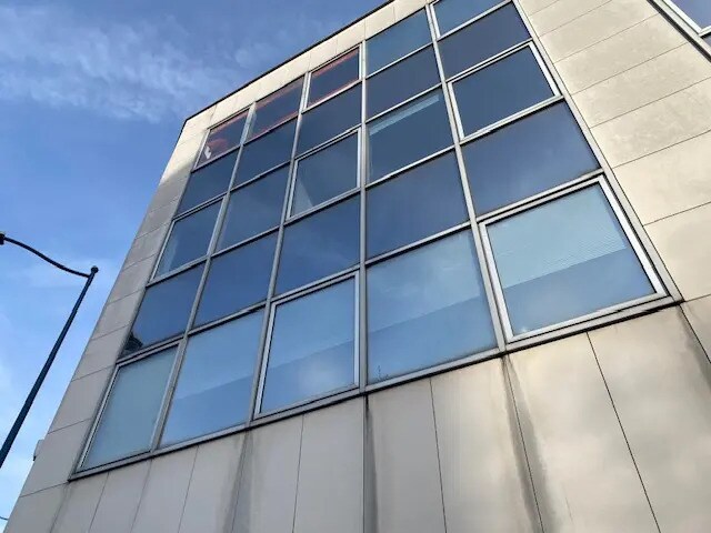 Flex in Pantin for lease - Building Photo - Image 1 of 2