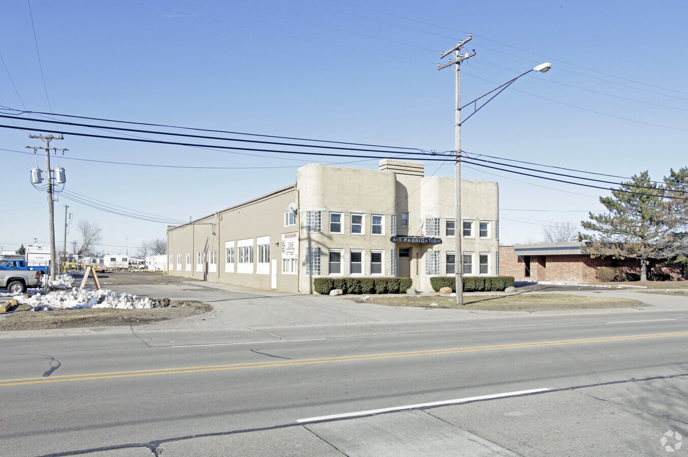 17245 E Ten Mile Rd, Eastpointe, MI 48021