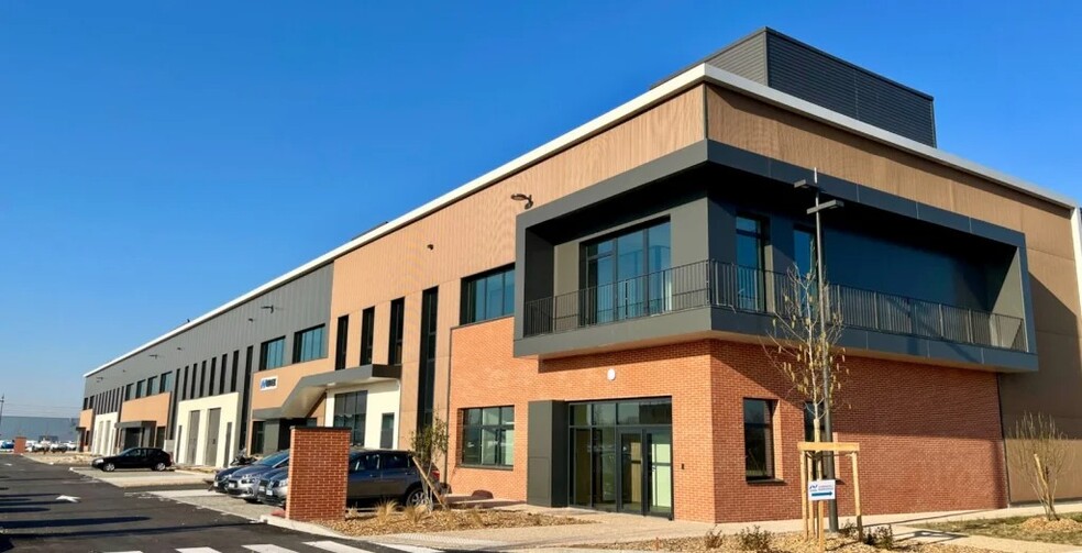 Flex in Saint-Priest for lease - Building Photo - Image 3 of 3