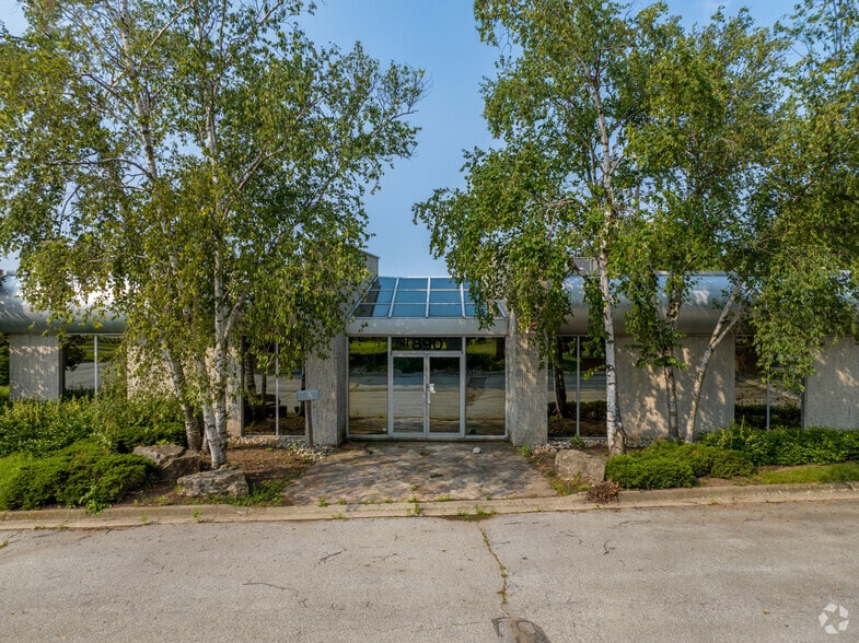 890 Harrington Ct, Burlington, ON for sale - Primary Photo - Image 1 of 1