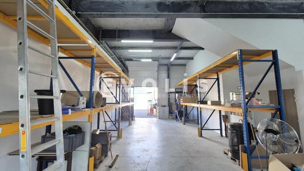 Flex in Chanteloup-en-Brie for lease - Interior Photo - Image 1 of 13