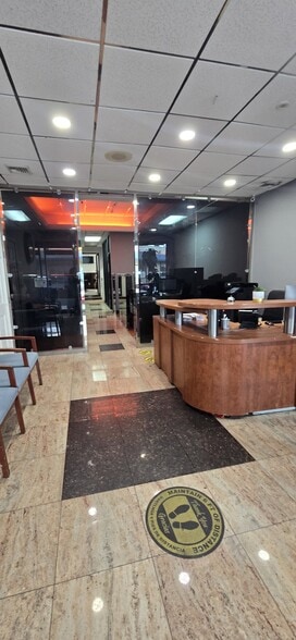 9215 Roosevelt Ave, Jackson Heights, NY for lease - Primary Photo - Image 1 of 6