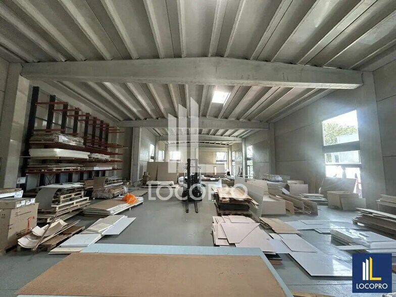 Flex in Mougins for lease - Interior Photo - Image 3 of 5