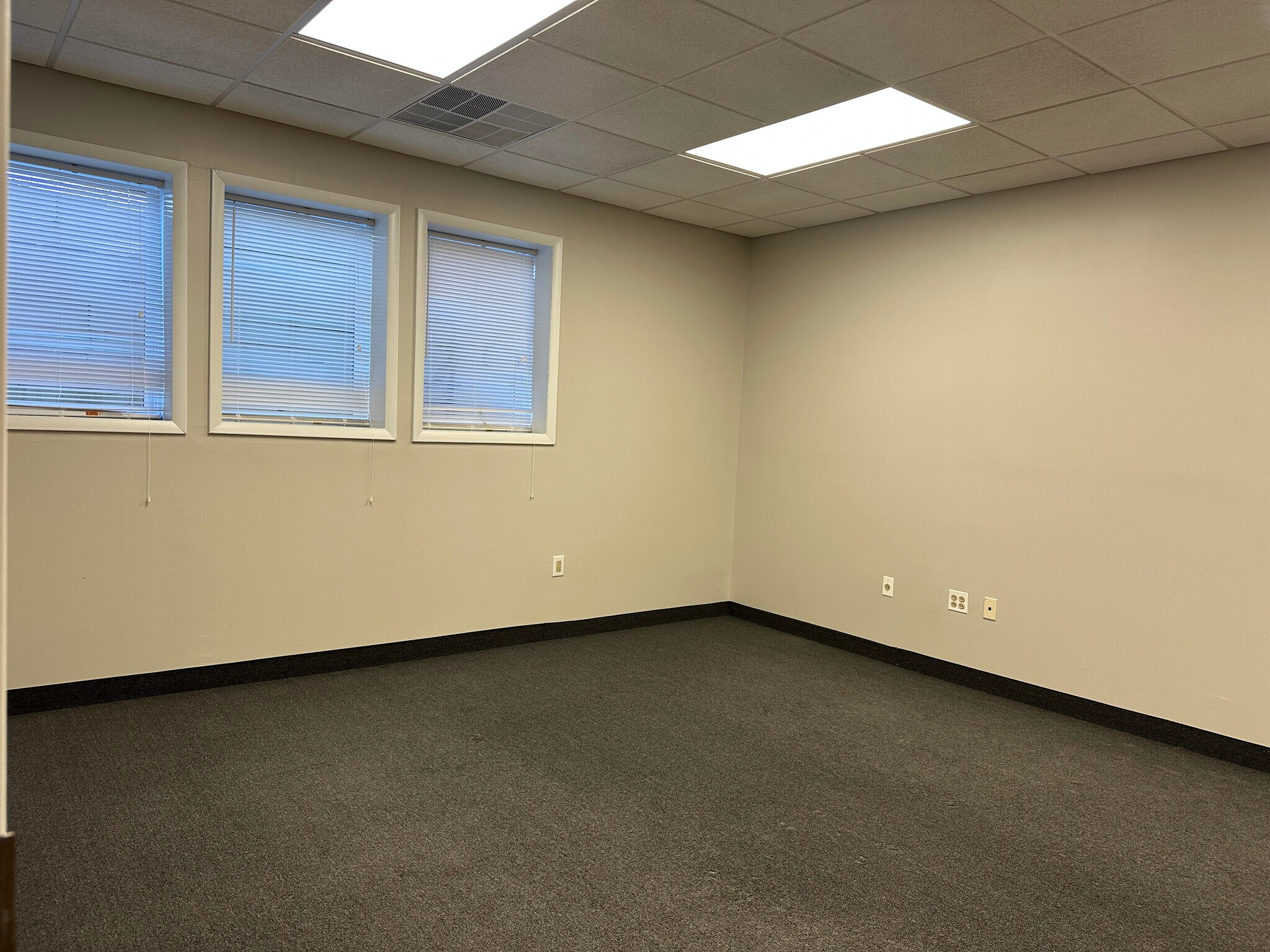 333 N Oxford Valley Rd, Fairless Hills, PA for lease Interior Photo- Image 1 of 5
