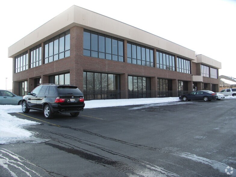 360 Memorial Dr, Crystal Lake, IL for sale - Building Photo - Image 1 of 1