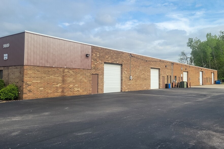 9449 Brookpark Rd, Parma, OH for lease - Building Photo - Image 2 of 3