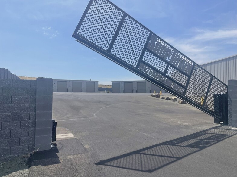 10525 Ridgeline Dr, Kennewick, WA for lease - Building Photo - Image 1 of 7