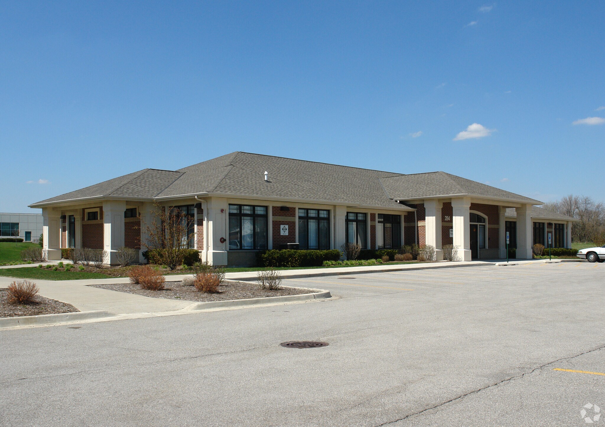 284 Memorial Ct, Crystal Lake, IL for sale Primary Photo- Image 1 of 1