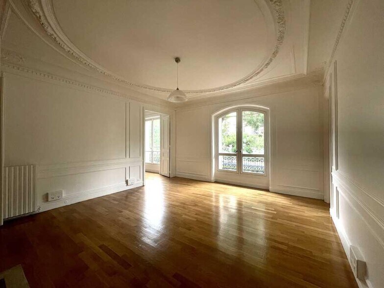 Office in Paris for lease - Interior Photo - Image 1 of 4