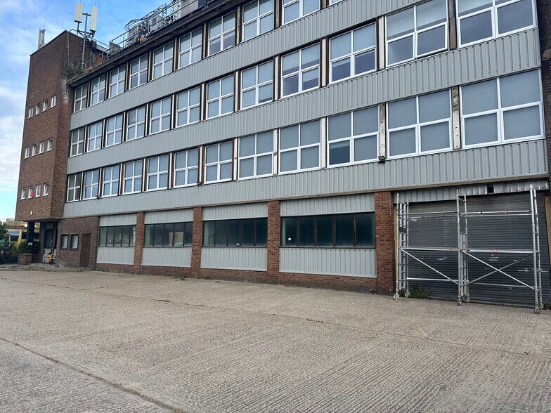 Coldharbour Ln, Rainham for lease - Building Photo - Image 2 of 12