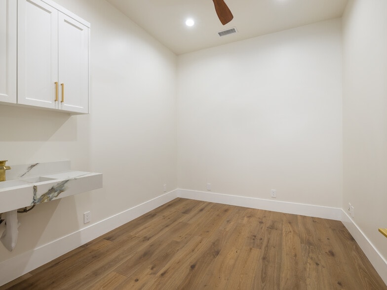 1427 W 8th St, San Pedro, CA for lease - Interior Photo - Image 3 of 39