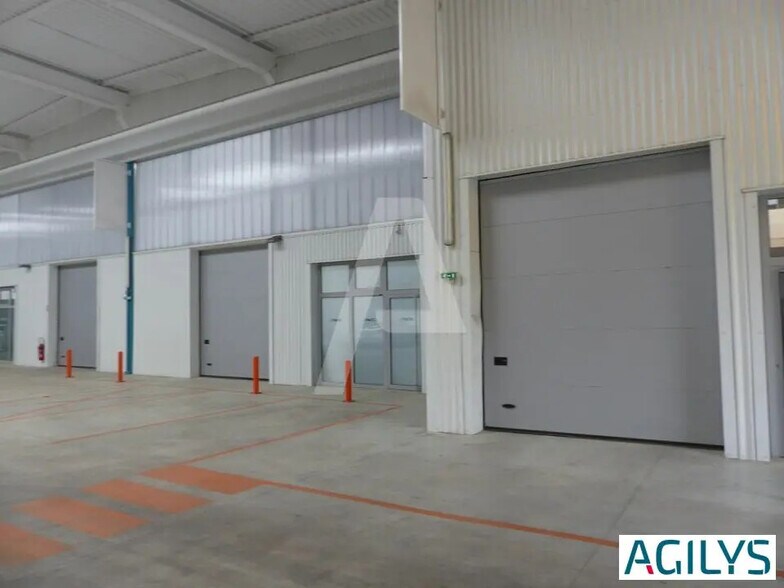 Flex in Palaiseau for lease - Interior Photo - Image 2 of 8