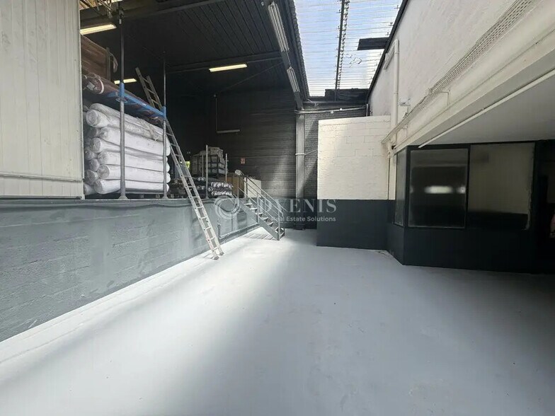 Flex in Gonesse for lease - Interior Photo - Image 2 of 10