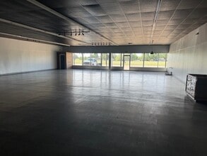 304 W Mcartor Rd, Dodge City, KS for lease Building Photo- Image 1 of 3