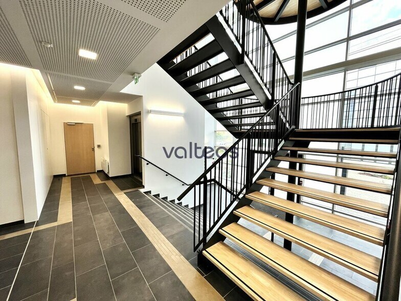 9 Rue Du Professeur Pierre Vellas, Toulouse for lease - Interior Photo - Image 2 of 8
