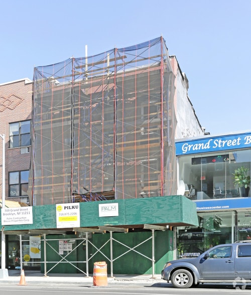 709 Grand St, Brooklyn, NY for lease - Building Photo - Image 1 of 2