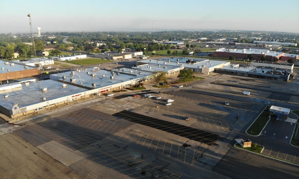 County Fair Shopping Center portfolio of 7 properties for sale on LoopNet.com - Building Photo - Image 2 of 10