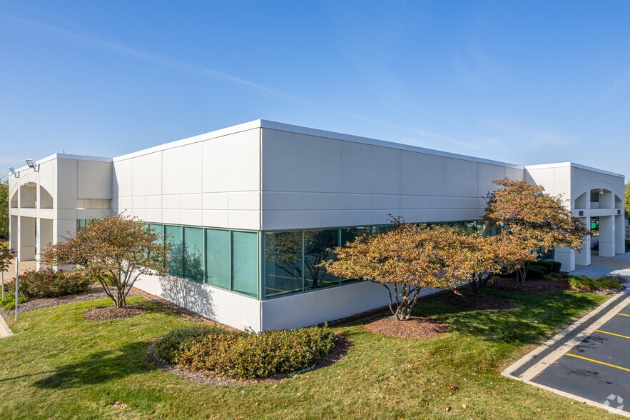 801-851 Oak Creek Dr, Lombard, IL for lease - Building Photo - Image 1 of 8