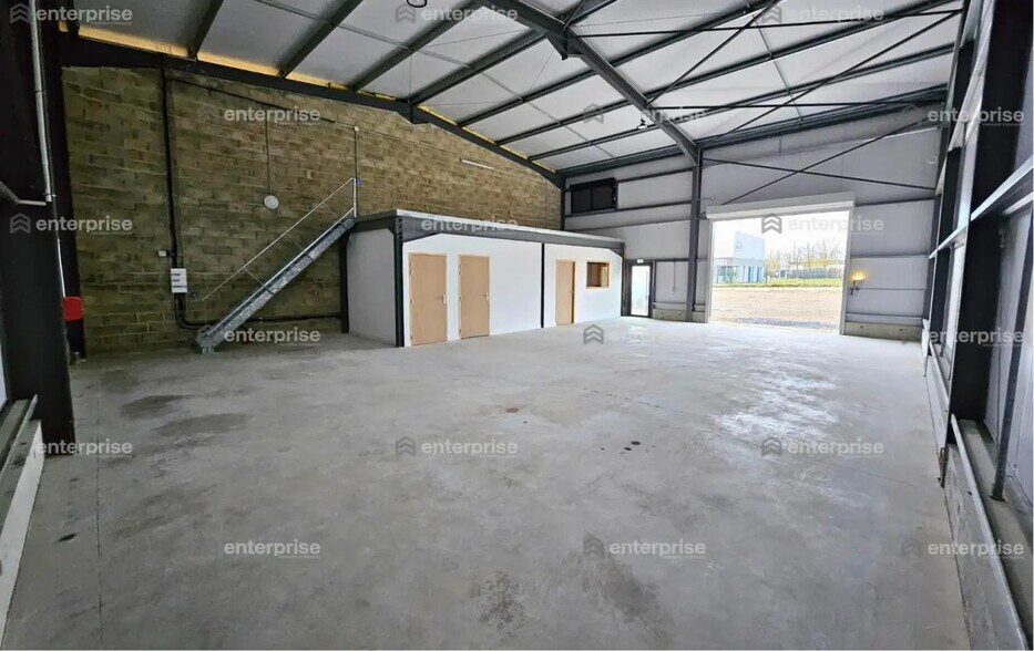 Flex in Breuil-le-Sec for lease - Interior Photo - Image 2 of 5
