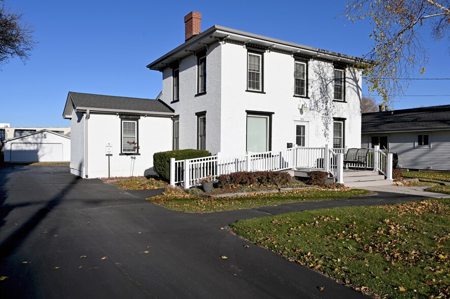 422 Summit Ave, Oconomowoc, WI for lease - Primary Photo - Image 1 of 4