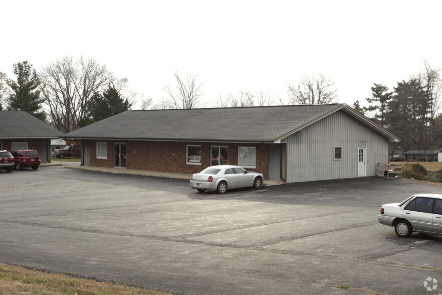 699 Hillview Dr, Corydon, IN for sale - Primary Photo - Image 1 of 1